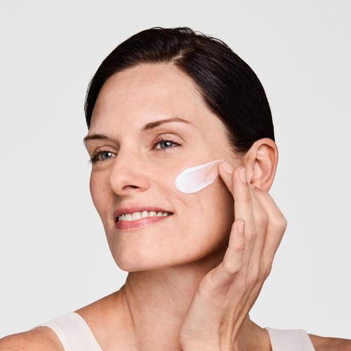 Estée Lauder DayWear Moisturizer Holiday Skincare Gift Set - Hydrating Routine | Full-Size 1.7 Oz + Cleanser 1 Oz + Eye Cream 0.17 Oz + Serum 0.5 Oz