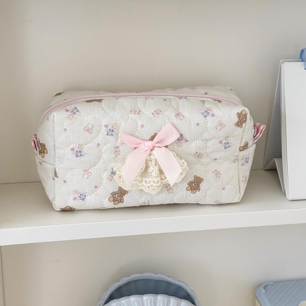 WELLRI Quilted Makeup Bag Small Cosmetic Pouch Cute Bow Floral Coquette Aesthetic Travel Organizer Toiletry Bag for Women and Girls (Teddy Bear)