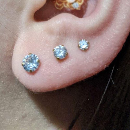 QWALIT Ear Piercing Kit Gold Ear Piercing Needle Kit Self Piercing Earrings Piercing Kit Disposable Earring Piercing Kit with Earring Stud Flat Back Helix Cartilage Ear piercing Kit Threadless Earring