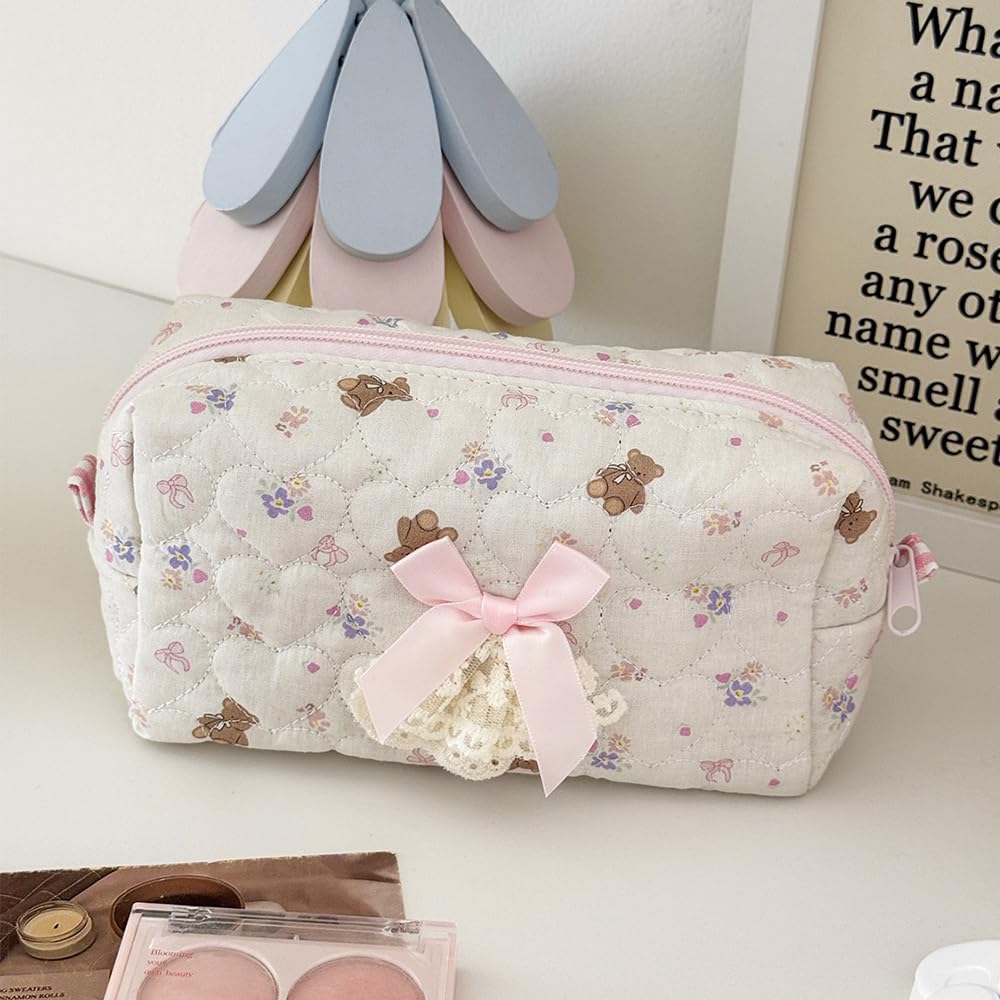 WELLRI Quilted Makeup Bag Small Cosmetic Pouch Cute Bow Floral Coquette Aesthetic Travel Organizer Toiletry Bag for Women and Girls (Teddy Bear)
