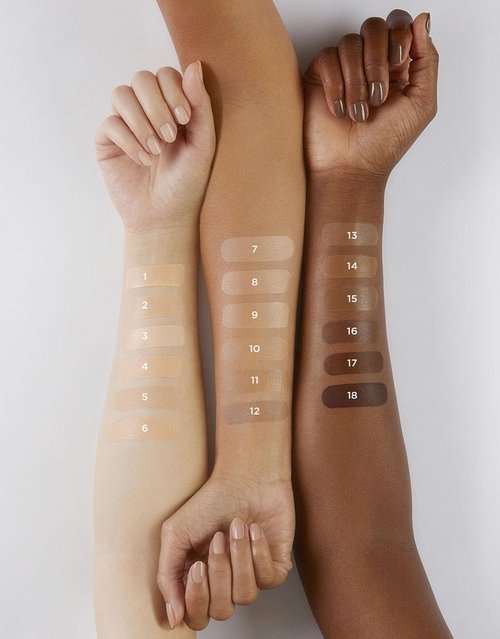 Hourglass Veil Hydrating Skin Tint, Dewy Tinted Moisturizer, Makeup and Skincare Benefits, Lightweight, Buildable Coverage, Vegan, Cruelty-Free Hourglass Skin Tint for Radiant, Natural Glow
