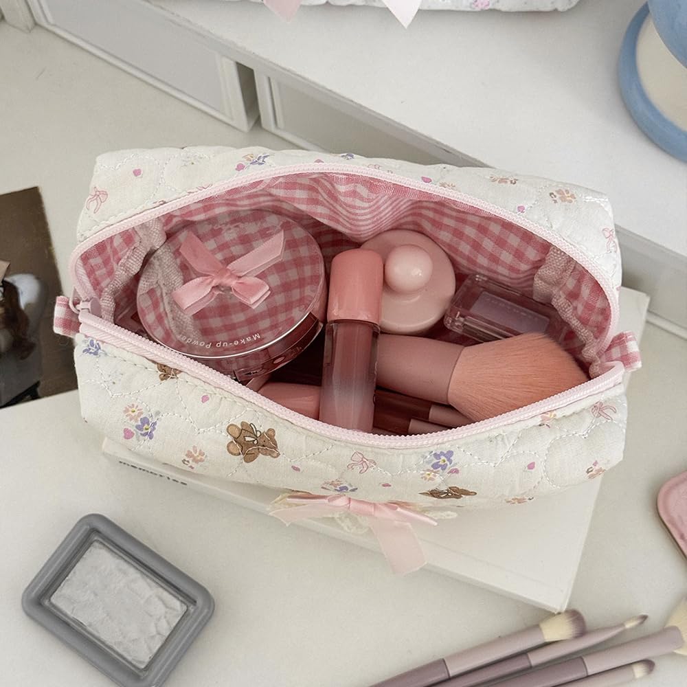WELLRI Quilted Makeup Bag Small Cosmetic Pouch Cute Bow Floral Coquette Aesthetic Travel Organizer Toiletry Bag for Women and Girls (Teddy Bear)