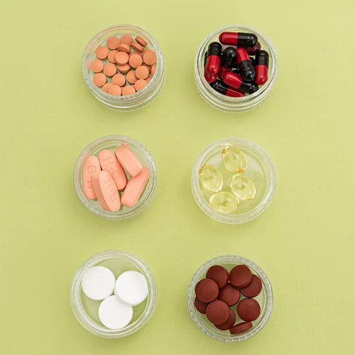 24 Pcs 15ml/0.5oz Small Travel Containers Clear Plastic Cosmetic Jar Refillable Roun for Beauty Lotion Cream Products Sample Bottles Black Plastic With Screw on Lid Container