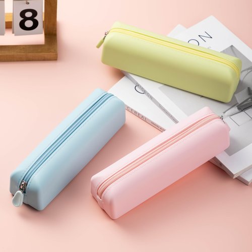 RSRSLEII Cute Silicone Makeup Brush Holder, Soft Portable Cosmetic Brush Bag with Zipper, Travel Makeup Brush Case(01Lightpink)
