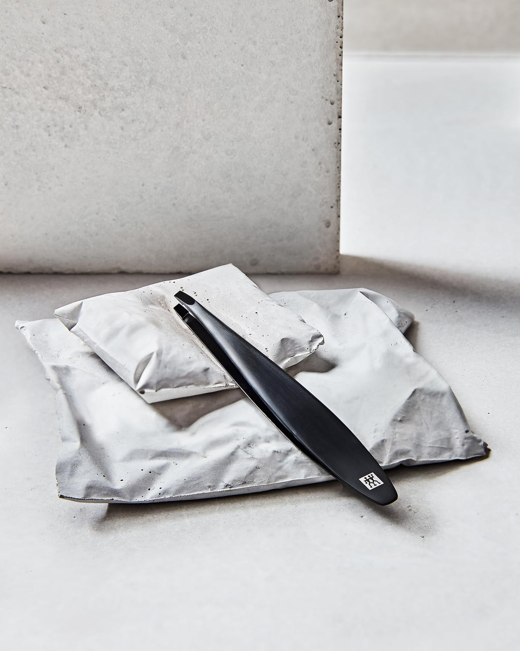 ZWILLING Tweezer (slanted tip, removal of eyebrow hair and splinters, extended handle width, hypoallergenic), Premium, Black, 4 inch