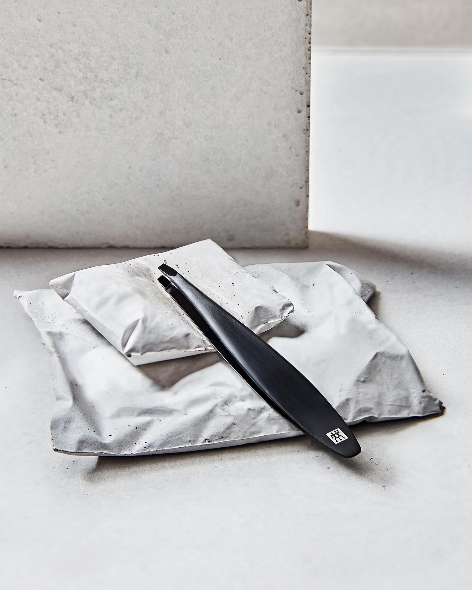 ZWILLING Tweezer (slanted tip, removal of eyebrow hair and splinters, extended handle width, hypoallergenic), Premium, Black, 4 inch