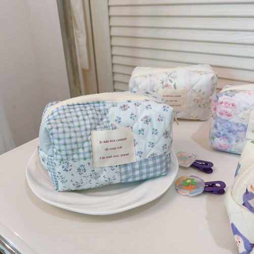 uekeboag Small Cute Floral Quilted Cotton Makeup Bag,Mini Coquette Quilted Cosmetic Pouch with Zipper,Kawaii Travel Toiletry Bags for Purse(01 Blue checked Flower)