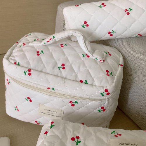 Hualinsyi Makeup Bag Set ， 3 PCS Cute Cherry Bag Set, Travel Toiletry Organizer Quilted Cherry Purse，Large Coquette Aesthetic Makeup Cosmetic Bag For Women (white-cherry)