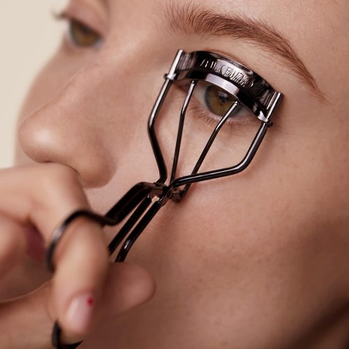 Shiseido Eyelash Curler - Gentle Crimping & Curling for Stunning Eye-Framing Lashes - Includes Replacement Pad