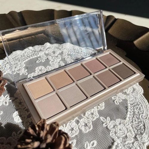 Erinde Matte Eyeshadow Palette - 10 Colors, Ultra-Blendable & Long-Lasting, Perfect for Mature Skin