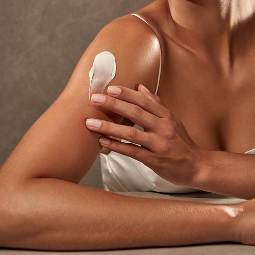 O Boticário Love Lily Body Cream - 24-Hour Hydration & Fragrance for Dry Skin | 8.8 Ounce