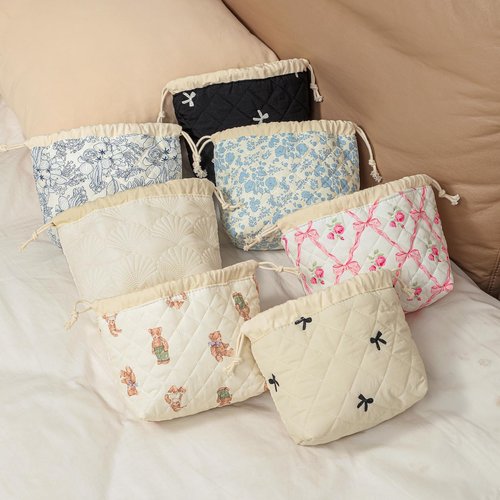 RSRSLEII Small Cotton Quilted Drawstring Makeup Bag, Cute Coquette Drawstring Cosmetic Bag with Canvas Lining, Aesthetic Travel Organized Toiletry Bags for Purse (Drawstring Pinkbows)