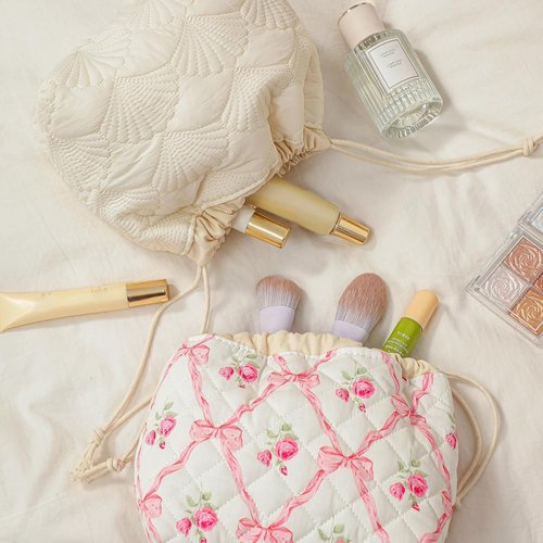 RSRSLEII Small Cotton Quilted Drawstring Makeup Bag, Cute Coquette Drawstring Cosmetic Bag with Canvas Lining, Aesthetic Travel Organized Toiletry Bags for Purse (Drawstring Pinkbows)