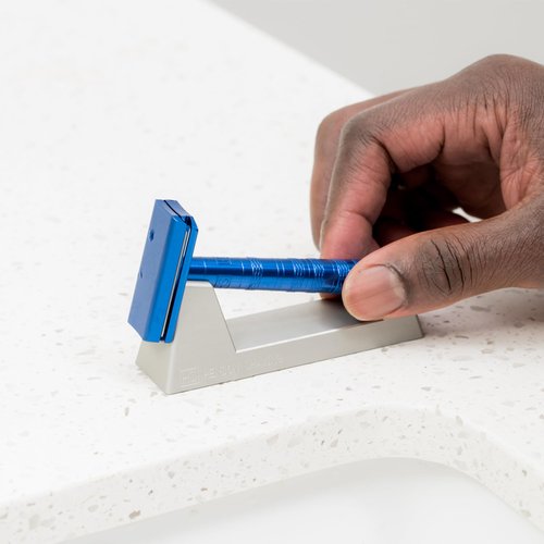 The Henson Razor Stand - Lightweight and Highly Durable Safety Razor Stand for Men and Women - Aluminum Razor Holder Designed for Henson AL13, Henson AL13-M, Henson Ti22