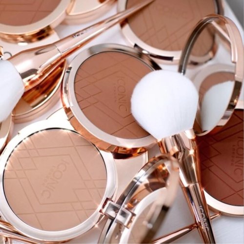 ICONIC LONDON Ultimate Bronzing Brush | Powder Makeup Brush, Large Bristles, Even Coverage
