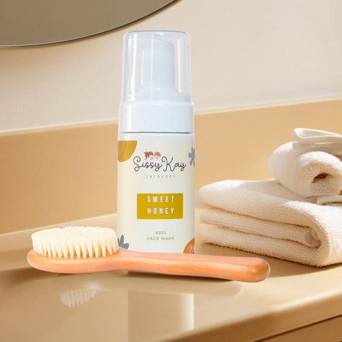 Sissy Kay Kids Foaming Face Wash for Boys, Girls - Natural Face Wash For Kids - Gentle Honey Cleanser With Vitamin C & Vitamin E -Tear Free For Sensitive Skin - Honey - 100 ml