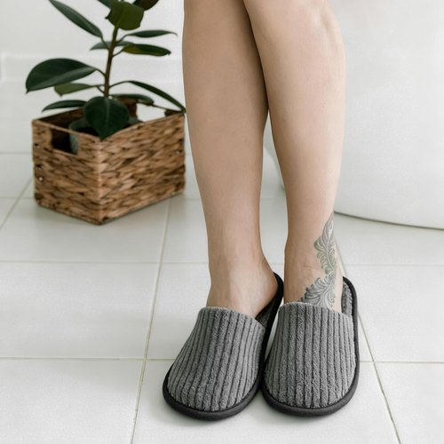TINSKY 20 Pairs Disposable Slippers for Guests Non Slip House Spa Slippers Bulk Portable Indoor Slipper for Shoeless Home Hotel Women Travel (White and Black)