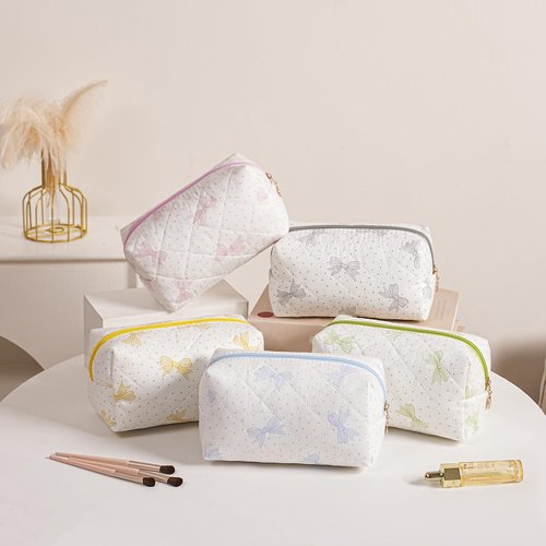 HHQQWZ Quilted Cotton Makeup Bag Travel Cosmetic Bag for Women Girls, Zipper Make Up Pouch, Bow Pattern Toiletry Organizer Makeup, Portable Storage Bag (Pink/Whtie Bowknot)