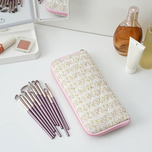 HHQQWZ Quilted Makeup Brush Bag Travel Cosmetic Bag for Women, Floral Coquette Cotton Makeup Brush Case Toiletry Zipper Make Up Pouch, Travel Storage Organizer Pouch (Pink Floral)