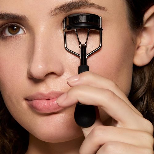 e.l.f. Pro Eyelash Curler - Strong Contoured Design for Eye-Opening Voluminous Lashes | Includes Extra Rubber Pad
