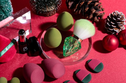 BS-MALL 14 Pcs Portable Makeup Sponge Set With Diamond-shaped Kabuki Powder Brush - Makeup Sponge, Triangle Puff And Multi-functional Sponges For Liquid, Cream,With Travel Case (Green Red)