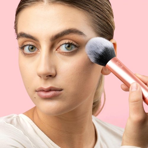 Real Techniques Ultra Plush Powder Brush - Large Fluffy Brush for Sheer Buildable Coverage | Vegan & Cruelty-Free