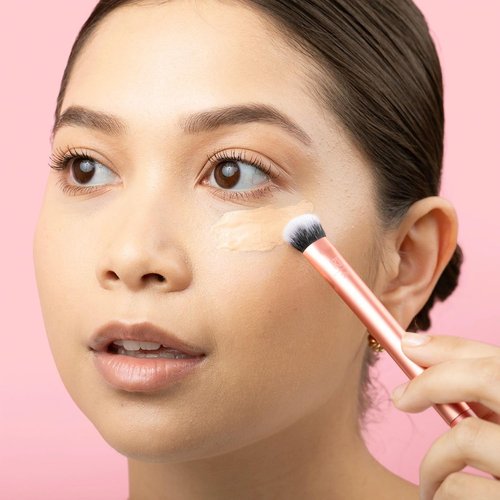 Real Techniques Expert Concealer Brush - Ultra Plush Synthetic Taklon Bristles & Extended Ferrules
