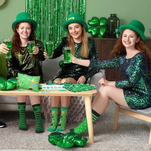 Dansydaisy 30 Pcs St Patrick's Day Gift Sets Makeup Bags Bulk Green Irish Shamrocks Socks and Keychains Hat Rainbow Gnome Pendant Ornament for St Patrick's Day Party Favor Supplies Holiday Gift