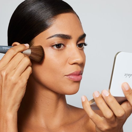 jane iredale Pro Series The Handi Brush, Medium, Semi-Dense Complexion Brush for Controlled, Even Application of Powder Makeup, Vegan, Cruelty Free