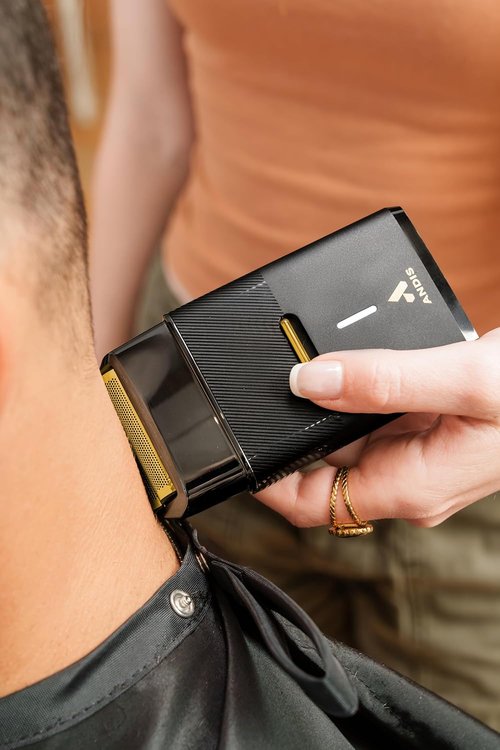 Andis Pro Foil Plus II Cordless Shaver - Gold Titanium Foils, Lithium Ion Battery, USB-C Charging Stand, Black