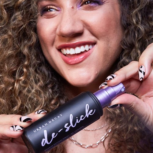 Urban Decay De-Slick Mattifying Makeup Setting Spray for Face (Full Size), Waterproof, Smudge-proof, Oil & Shine Control, for Oily Combination Skin, Oil-free, Vegan, Cruelty-free - 4 fl oz