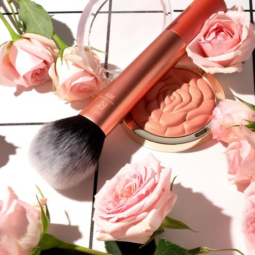 Real Techniques Ultra Plush Powder Brush - Large Fluffy Brush for Sheer Buildable Coverage | Vegan & Cruelty-Free