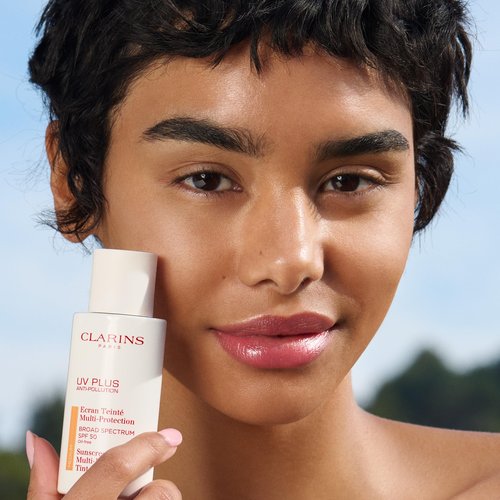 Clarins UV Plus Anti-Pollution, Broad Spectrum SPF 50 Tinted Face Sunscreen | Sheer Finish | Lightweight and Oil-Free | Triple Protection From UVA/UVB Rays, Free Radicals and Pollutants | Shade Medium