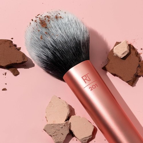 Real Techniques Ultra Plush Powder Brush - Large Fluffy Brush for Sheer Buildable Coverage | Vegan & Cruelty-Free