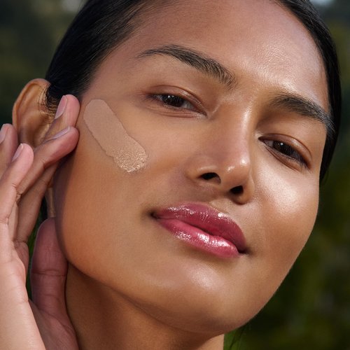 Clarins UV Plus Anti-Pollution, Broad Spectrum SPF 50 Tinted Face Sunscreen | Sheer Finish | Lightweight and Oil-Free | Triple Protection From UVA/UVB Rays, Free Radicals and Pollutants | Shade Medium