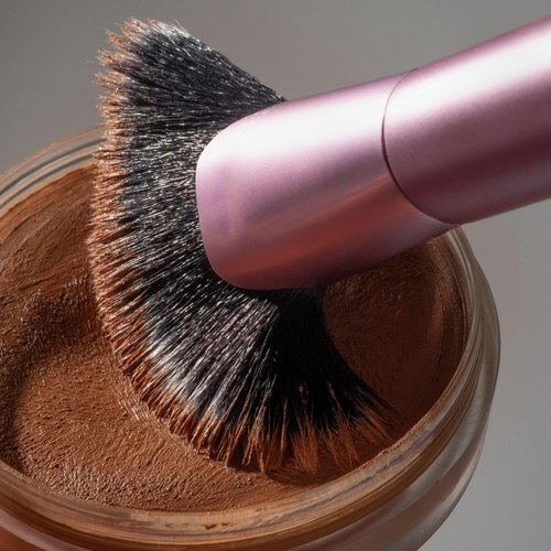 Real Techniques Angled Fan Finishing Brush, Dual-Ended Contour, Bronzer & Blush Makeup Brush for Blending Powder or Cream Products, UltraPlush Bristles, Cruelty-Free, 1 Count
