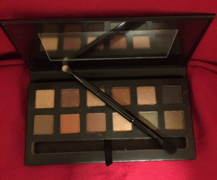 12-Color Eye Shadow Palette with Dual-Sided Brush - Metallic & Matte Finishes