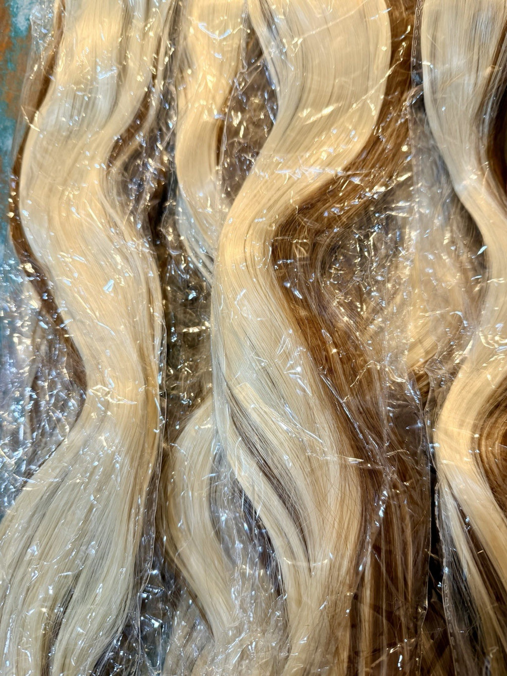 10 Pack Clip-In Hair Extensions Blonde & Brown 22 Inch Sealed Packs