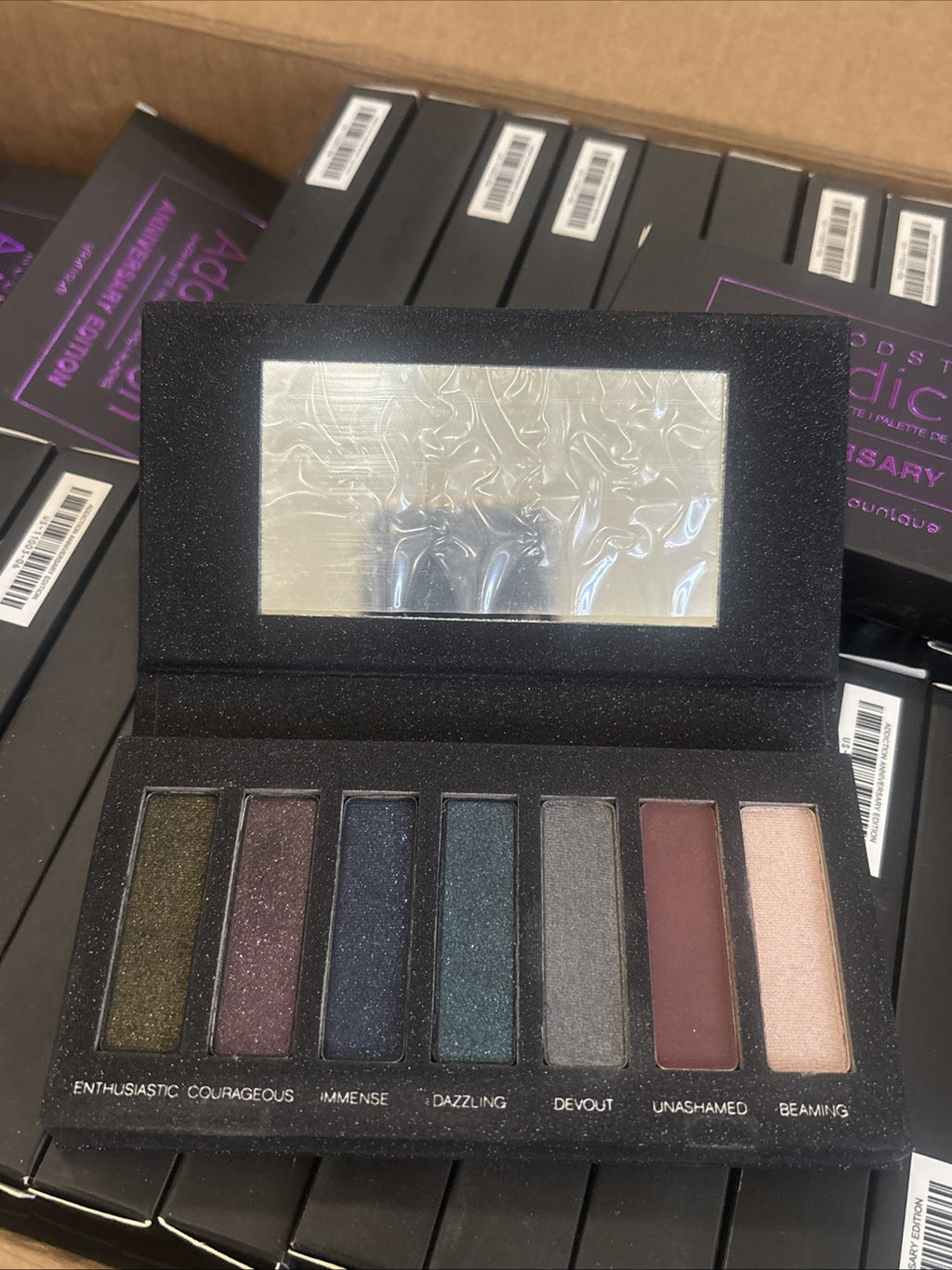 Younique Moodstruck Addiction Anniversary Eye Shadow Palette - Shimmer