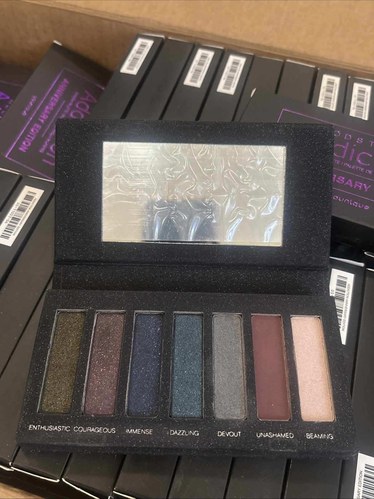 Younique Moodstruck Addiction Anniversary Eye Shadow Palette - Shimmer