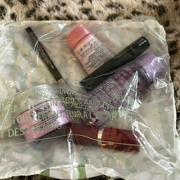 Clinique 6-Piece Gift Set with Resculpt Cream, Mascara, Lipstick & More